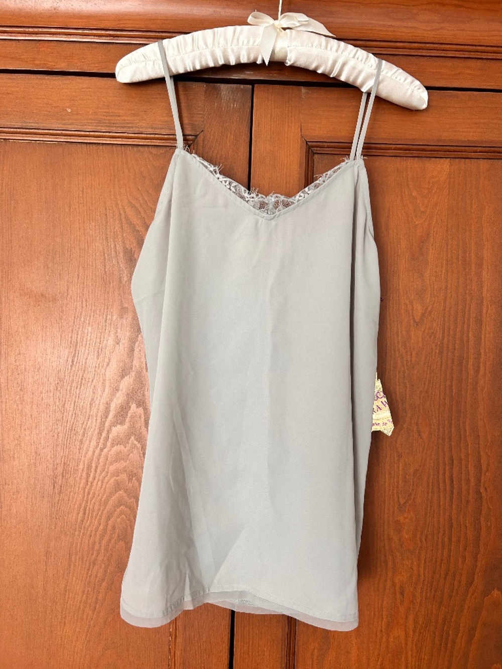 Description  ✨ Princess Vera Wang Gray Lace Trim Cami Tank Top ✨